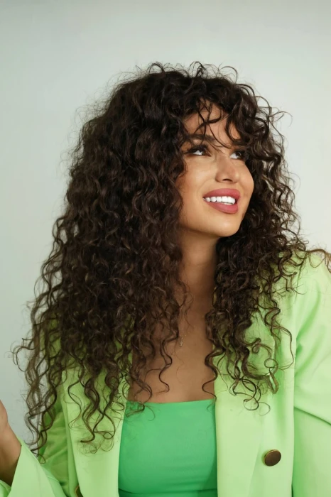 შავი ხვეული პარიკი